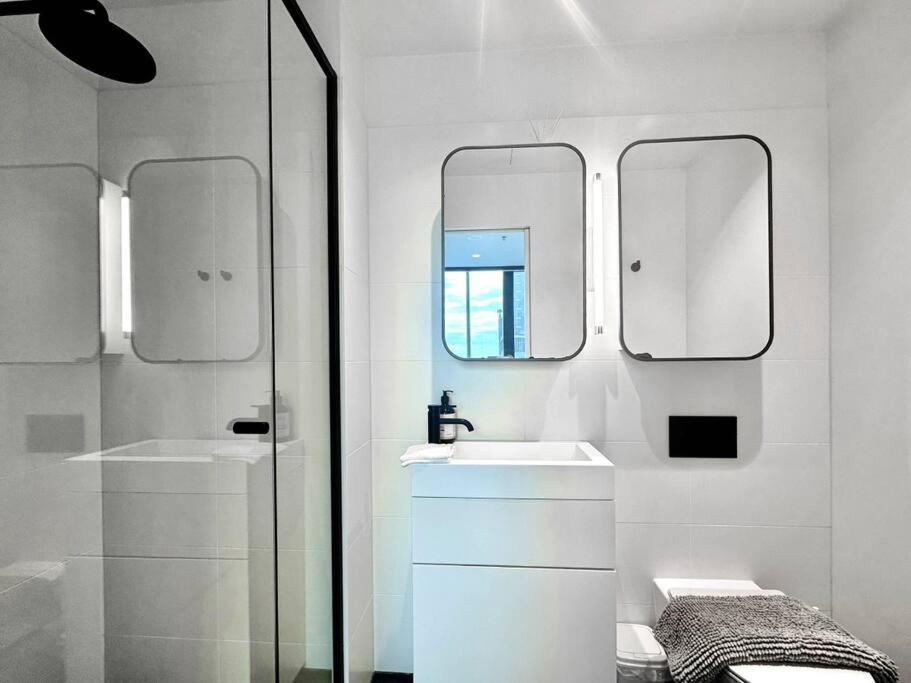 Elegant High Rise 2 Bed Near Melb Cbd Rmit