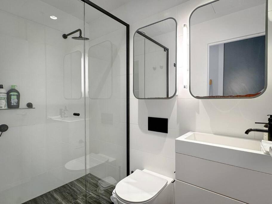 Elegant High Rise 2 Bed Near Melb Cbd Rmit