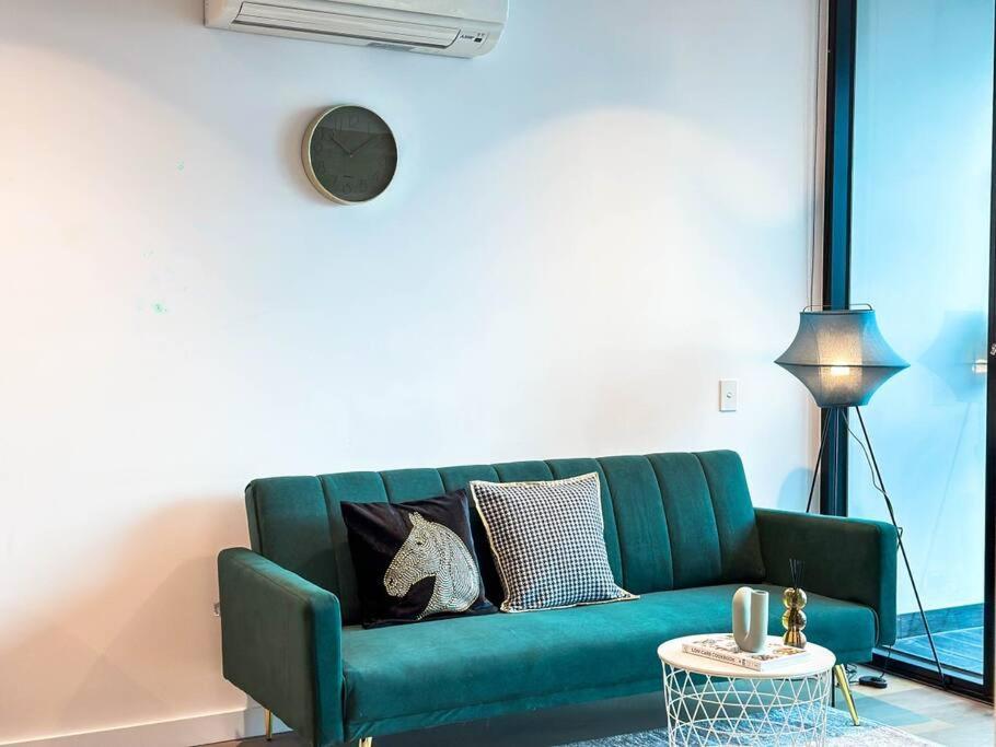 Elegant High Rise 2 Bed Near Melb Cbd Rmit Apartment