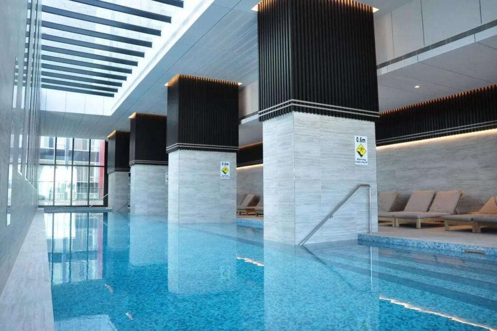 Elegant High Rise 2 Bed Near Melb Cbd Rmit