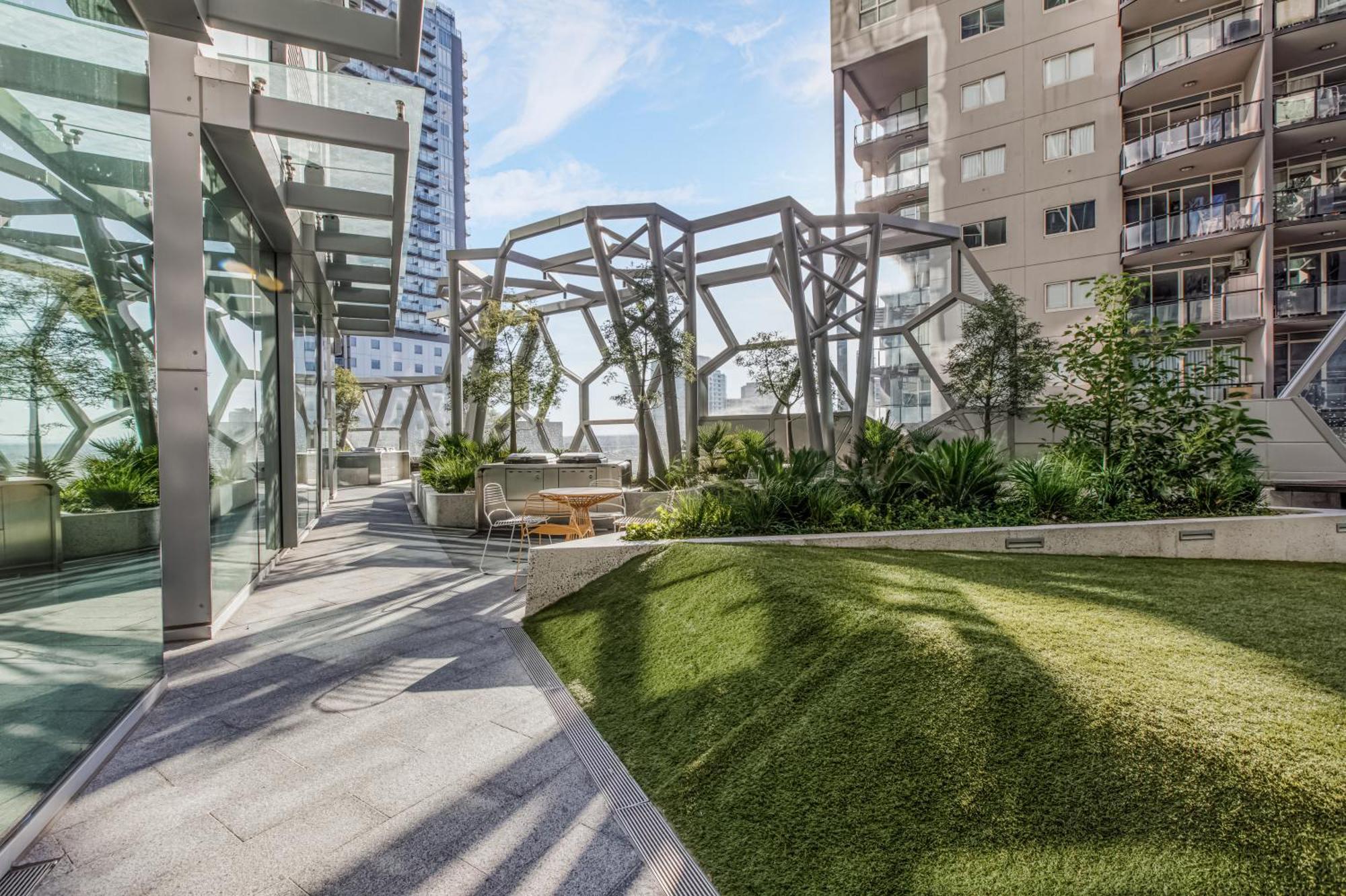 Apartment Modern Nomads Skyline View Escape - 2bedroom By Gardens And Station Melbourne