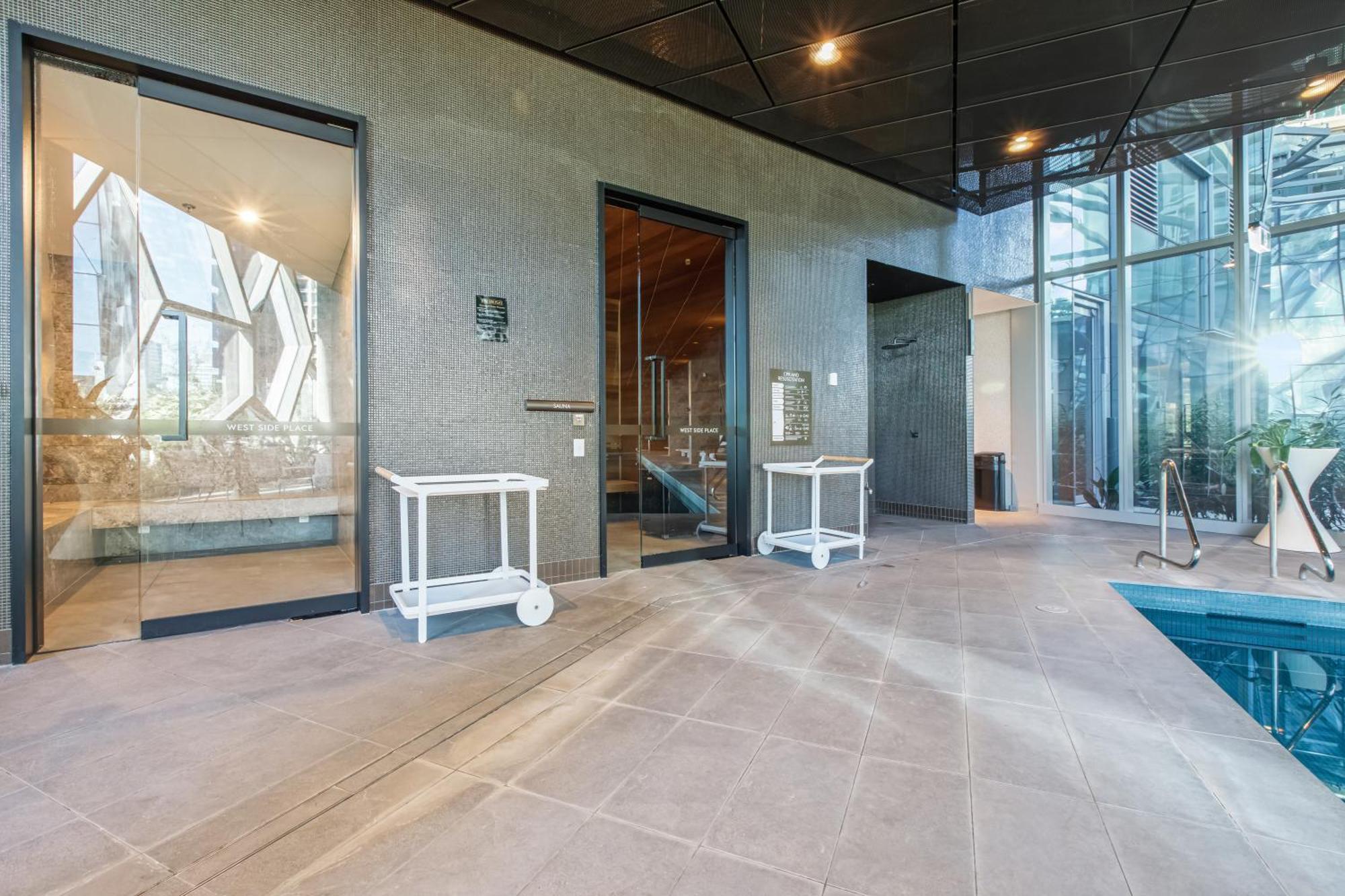 Modern Nomads Skyline View Escape - 2bedroom By Gardens And Station Melbourne