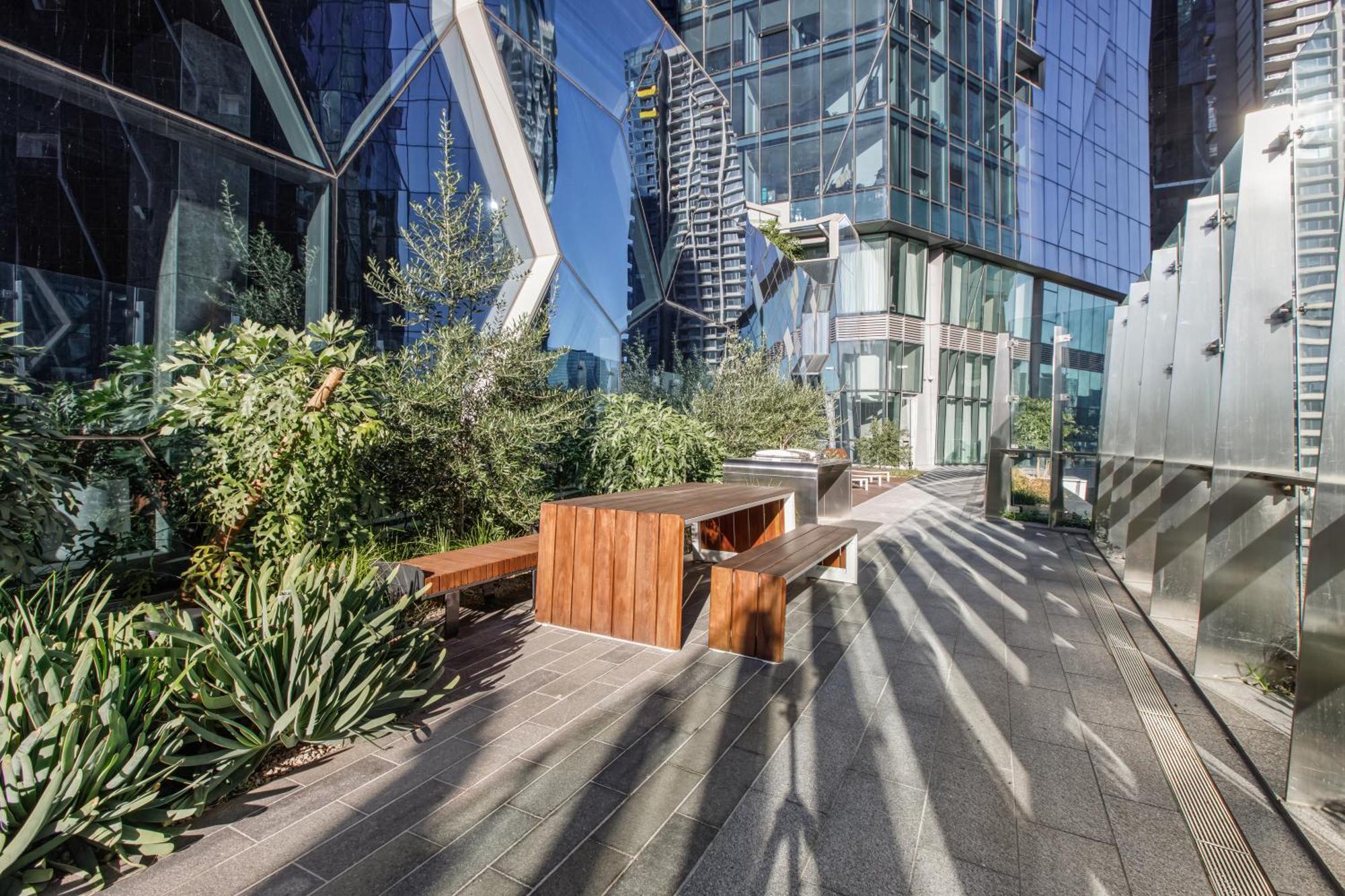 Modern Nomads Skyline View Escape - 2bedroom By Gardens And Station Melbourne