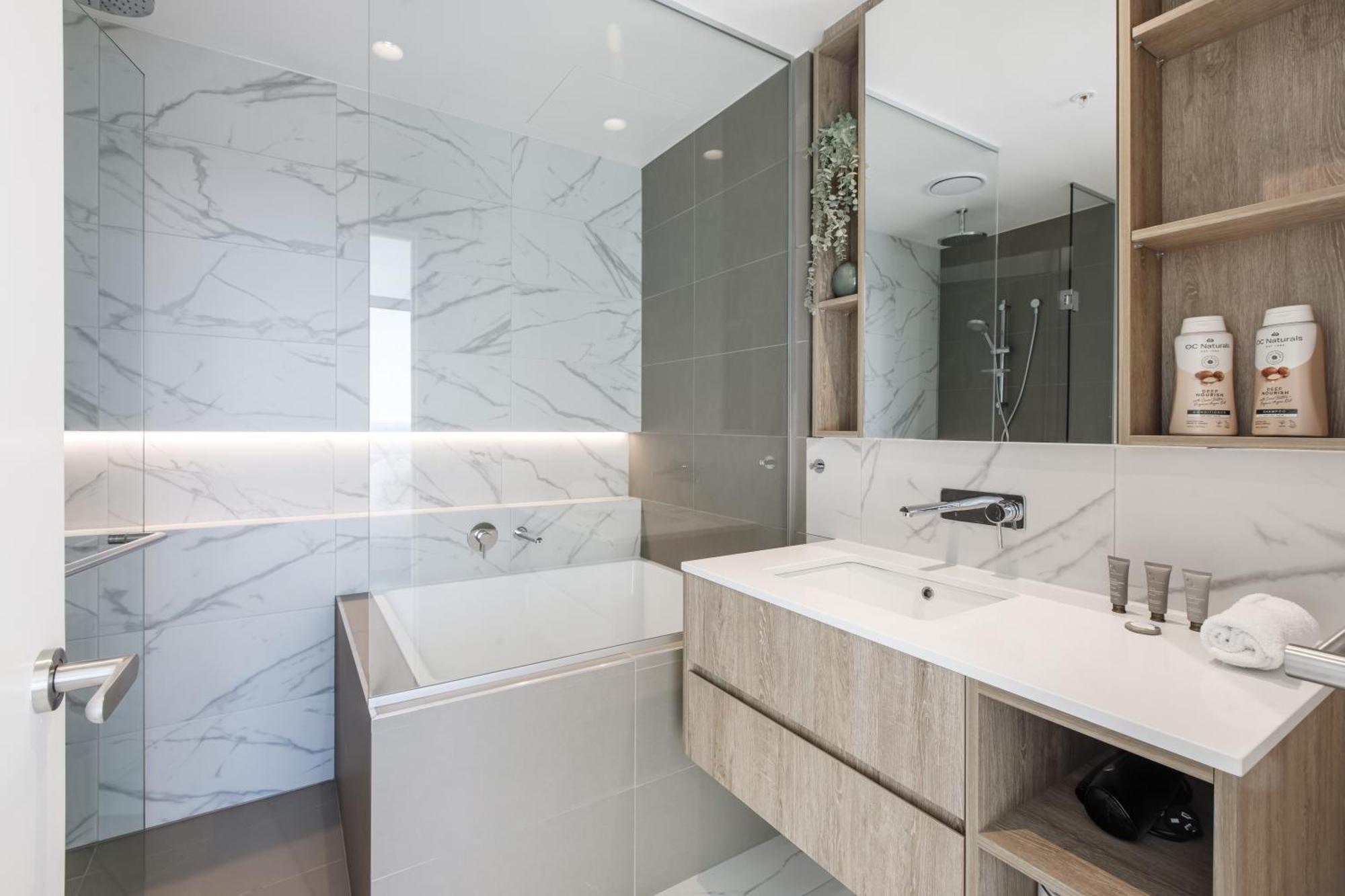 Apartment Modern Nomads Skyline View Escape - 2bedroom By Gardens And Station Melbourne