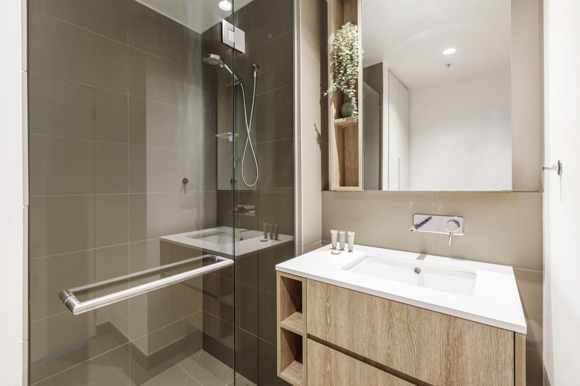 Modern Nomads Skyline View Escape - 2bedroom By Gardens And Station Melbourne