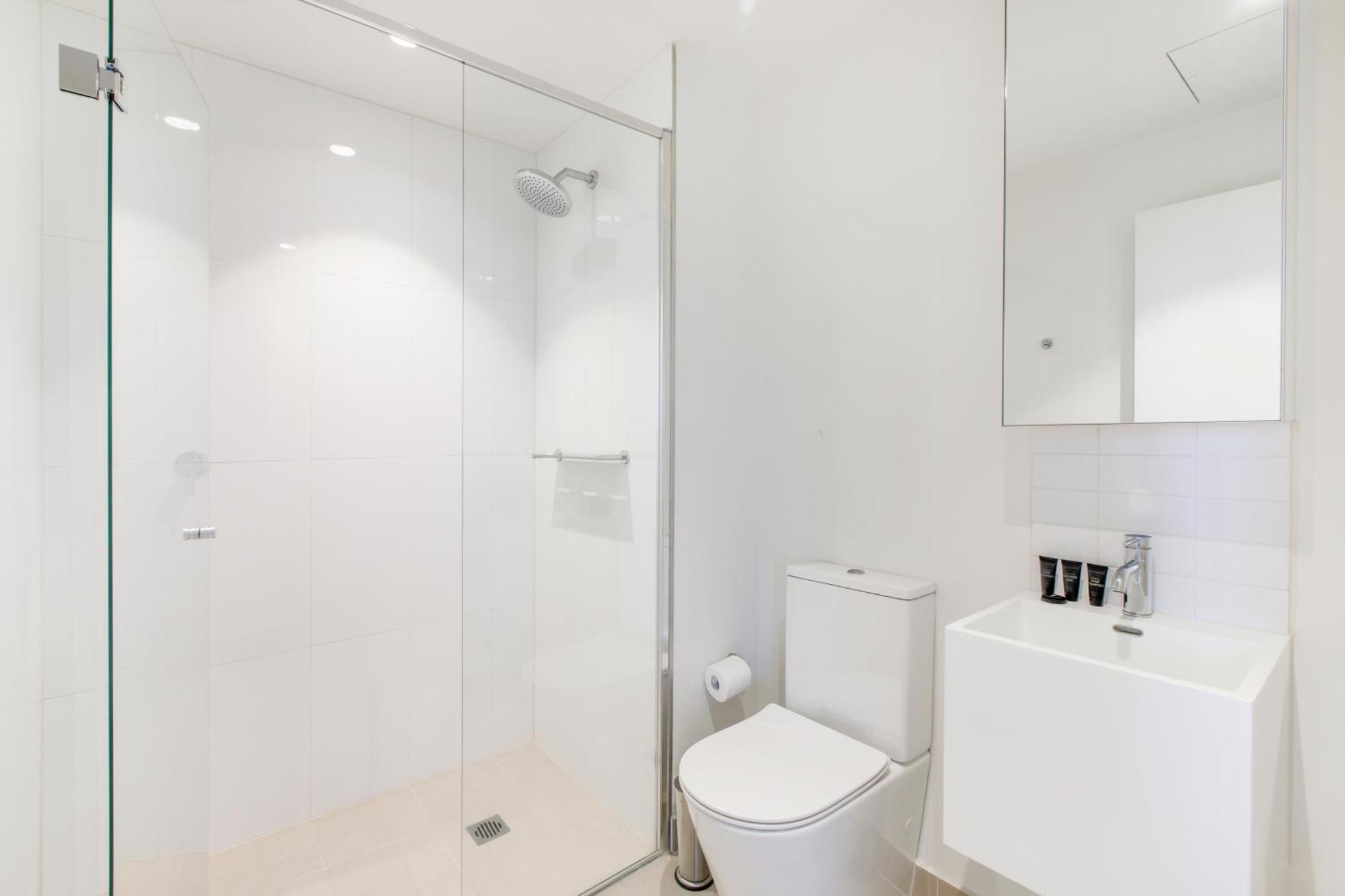 Modern Nomads Spacious Modern 2br Urban Retreat With View Apartment Melbourne