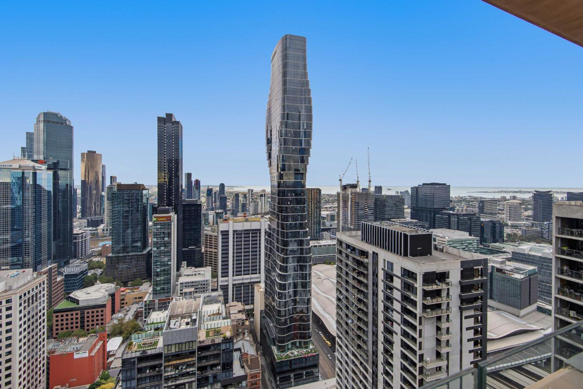 Pristine 2-bed With Views Apartment *