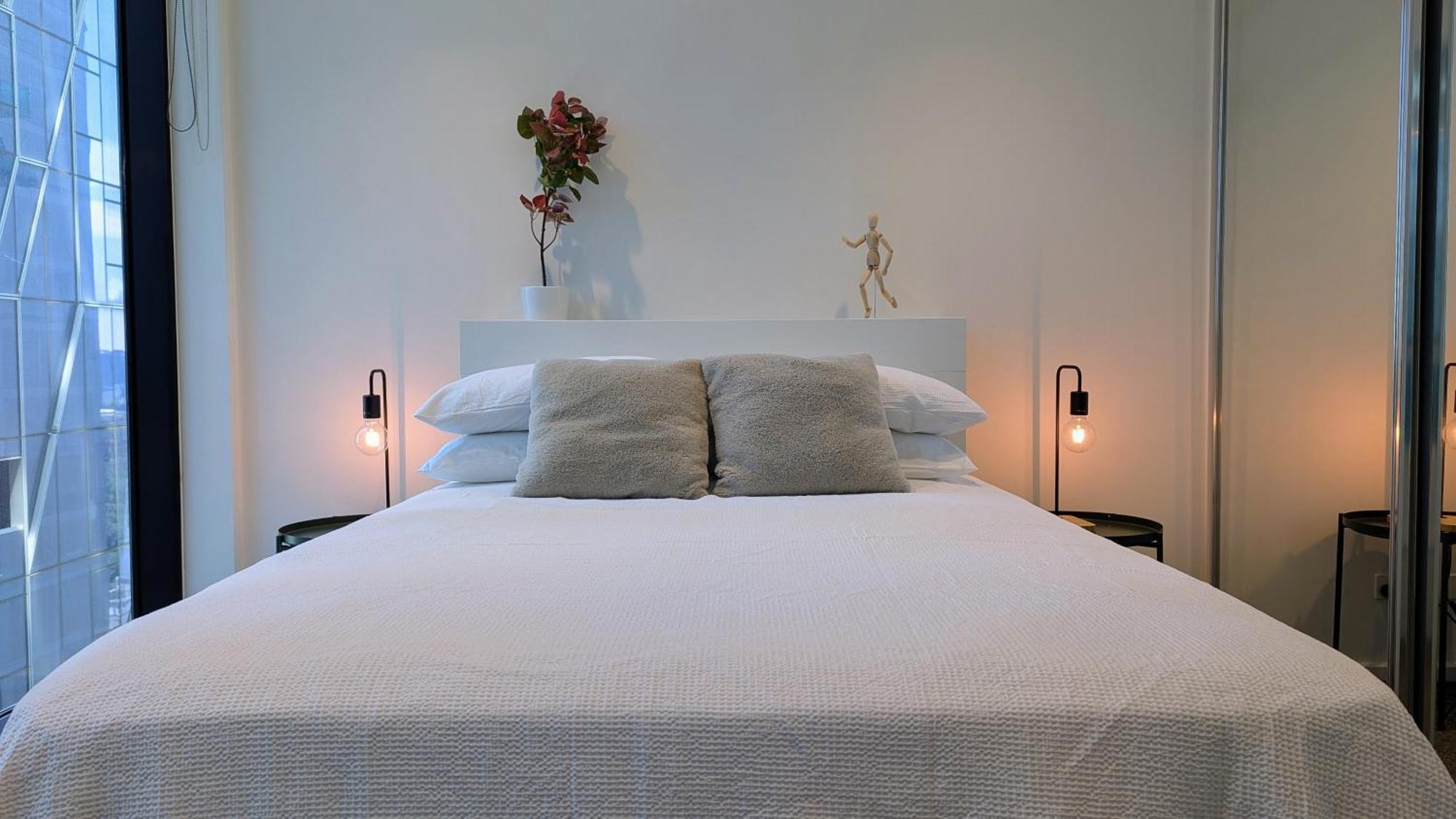 Cbd With Free Onsite Parking Apartment Melbourne