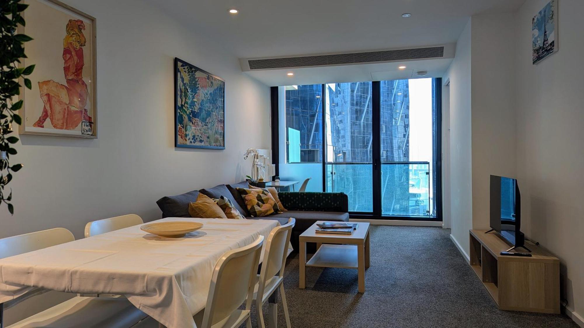 Cbd With Free Onsite Parking Apartment *