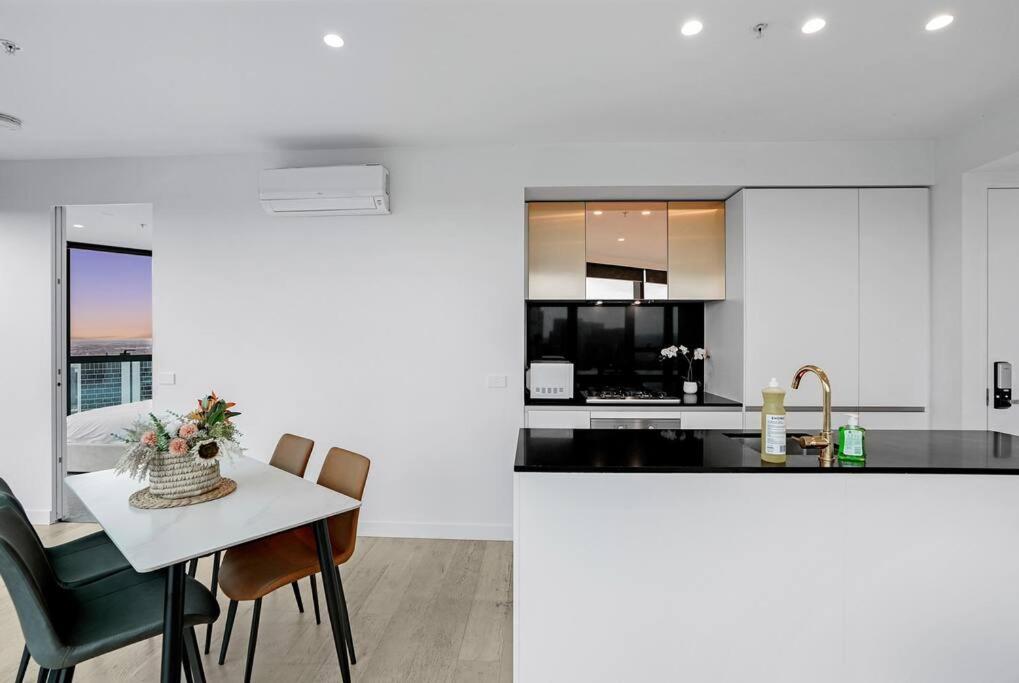 High Rise Views Perfect Location Cbd 2b2b Melbourne