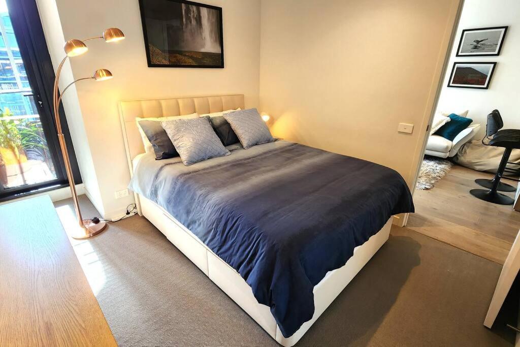 Resort-style Exec 1 Bed With Study In Port Apartment *