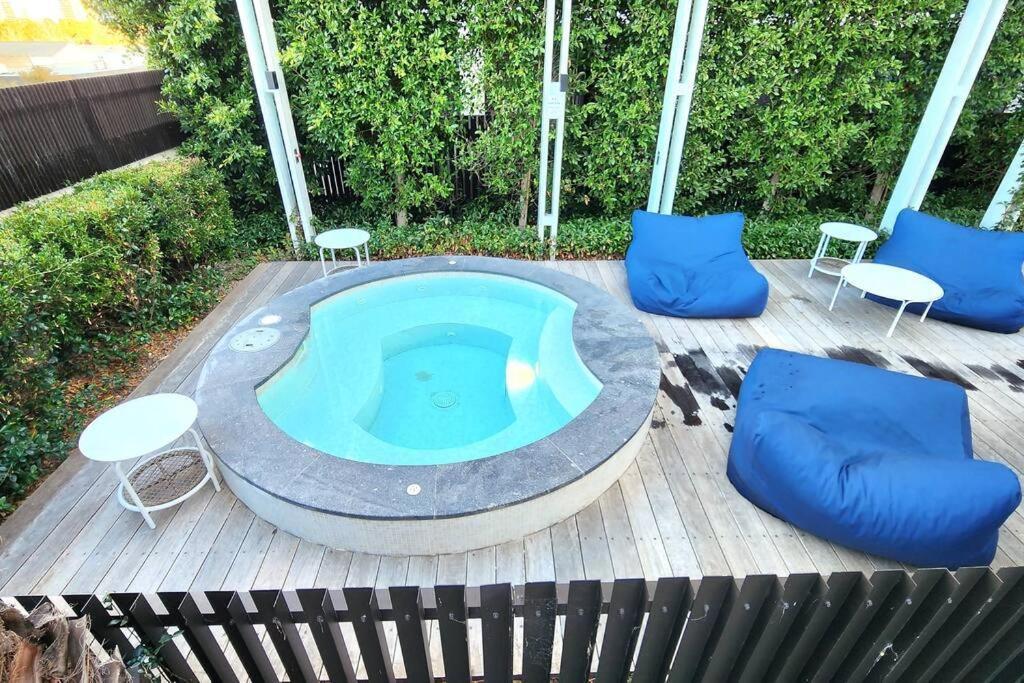 Resort-style Exec 1 Bed With Study In Port Apartment