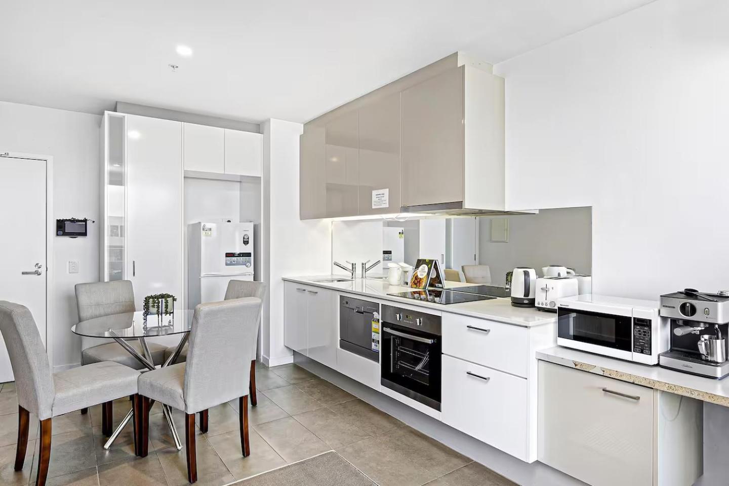 Modern One-bedroom In The Heart Of * Melbourne