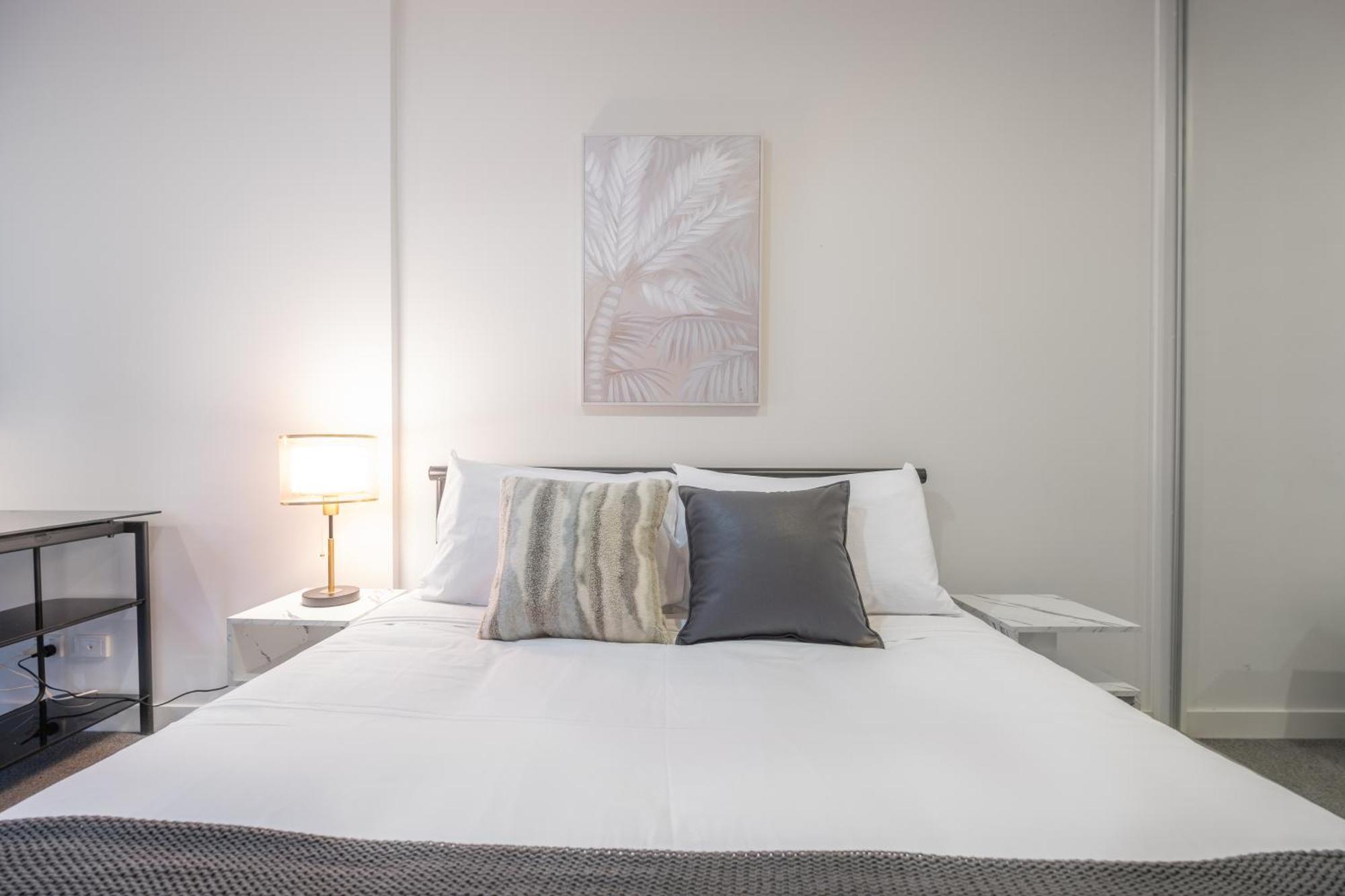 Apartment Elevated Style 1br In The Heart Of Mel With Study Melbourne
