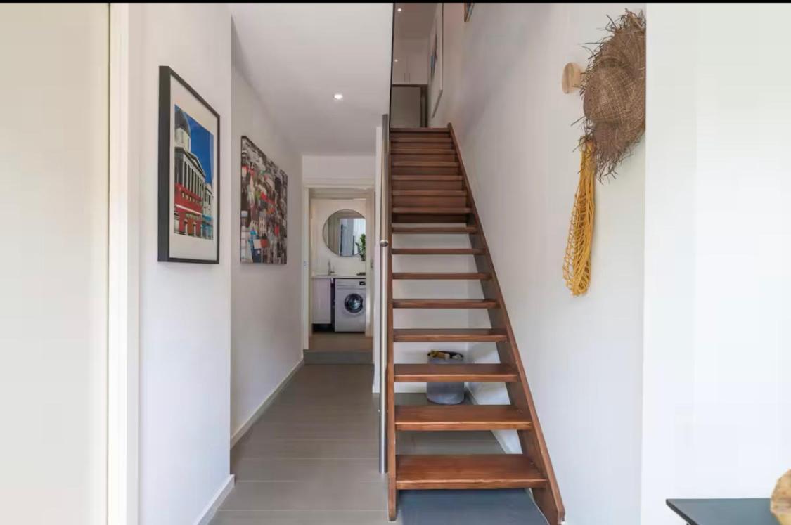 Designer Townhome Adjacent To East Brunswick Village 2min To Tram Private Parking Apartment