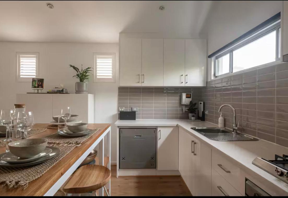Designer Townhome Adjacent To East Brunswick Village 2min To Tram Private Parking *