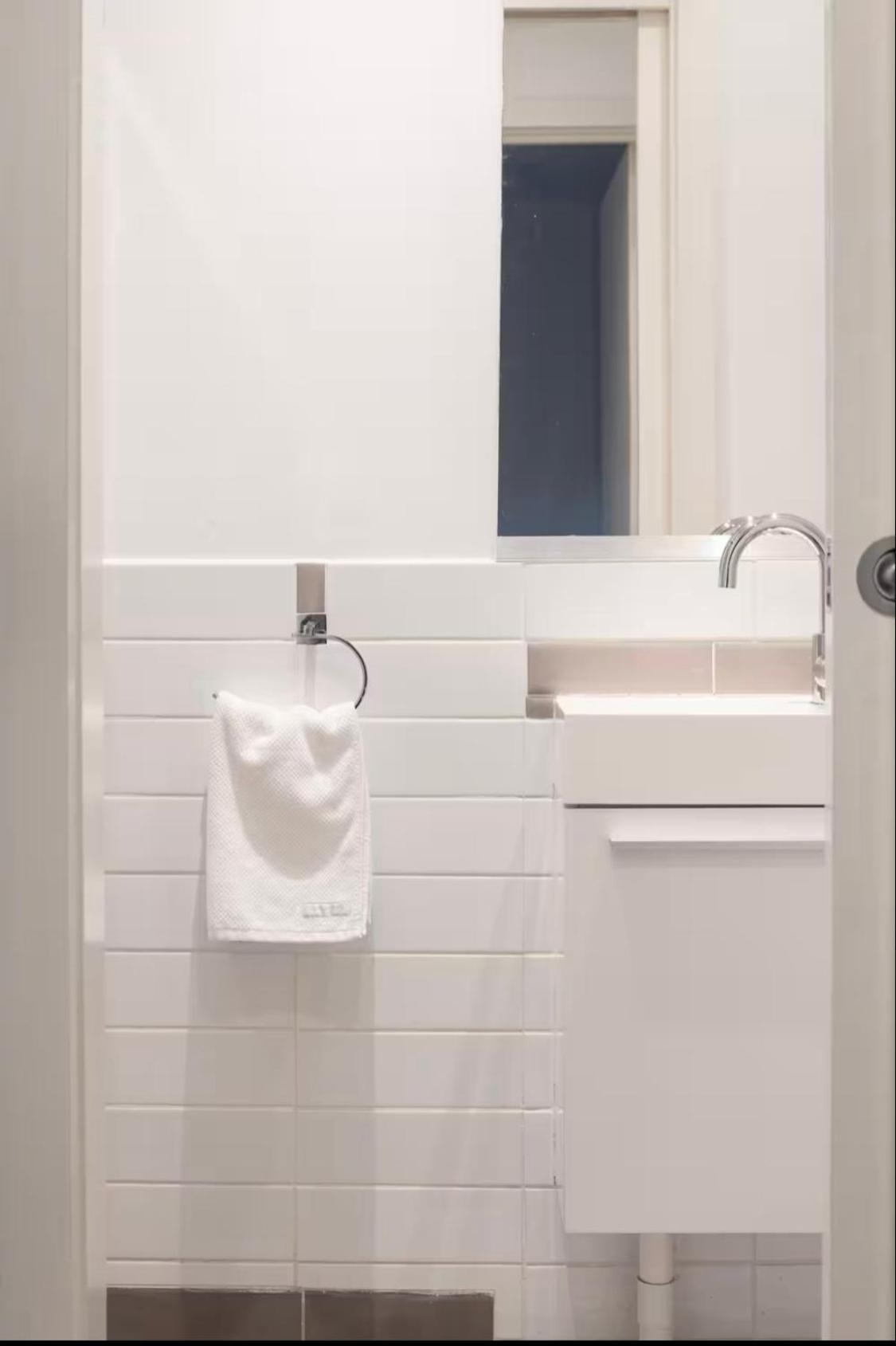 Designer Townhome Adjacent To East Brunswick Village 2min To Tram Private Parking Melbourne