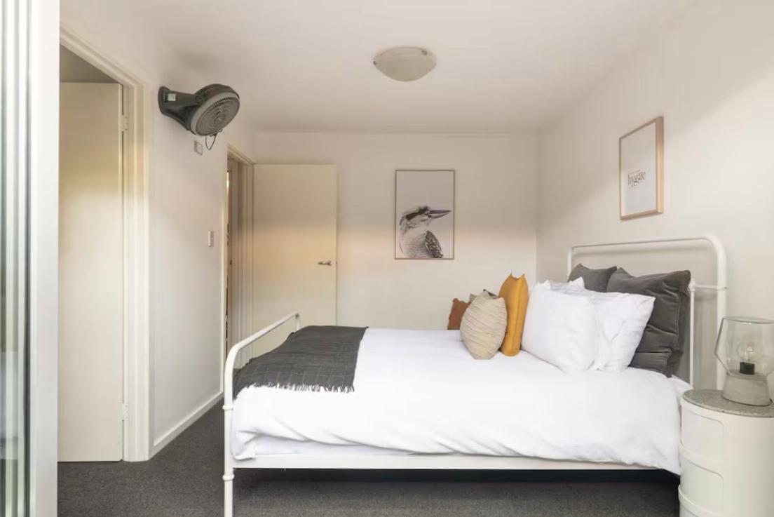 Designer Townhome Adjacent To East Brunswick Village 2min To Tram Private Parking