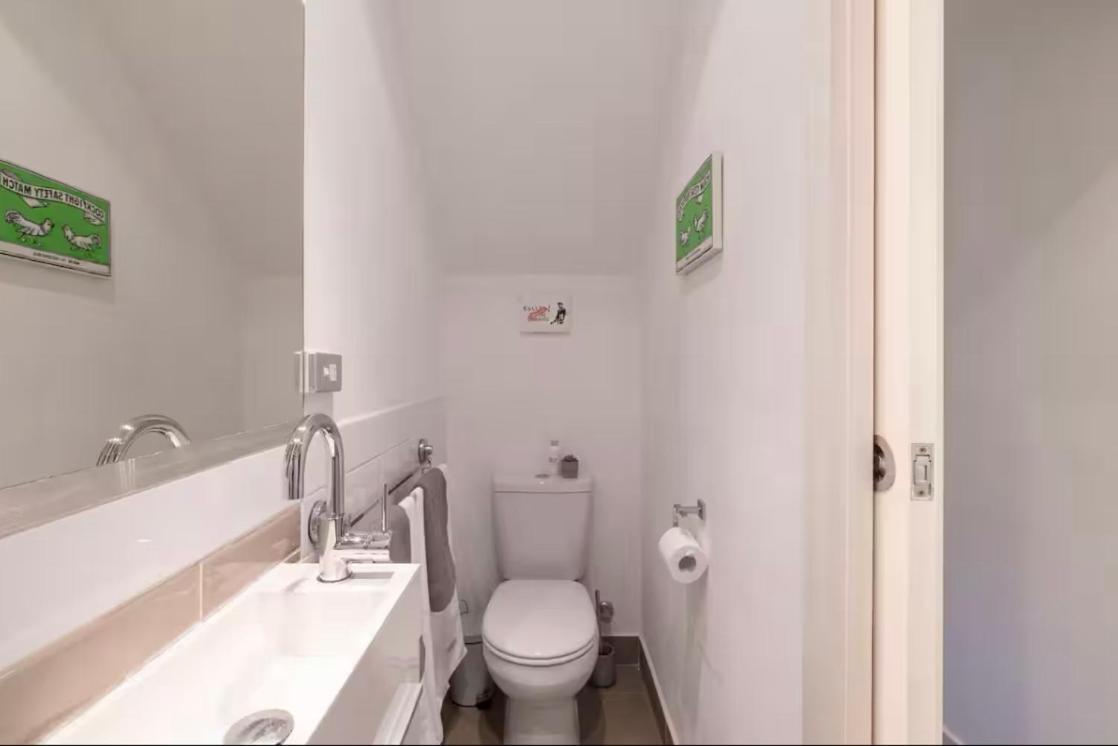 Designer Townhome Adjacent To East Brunswick Village 2min To Tram Private Parking Apartment