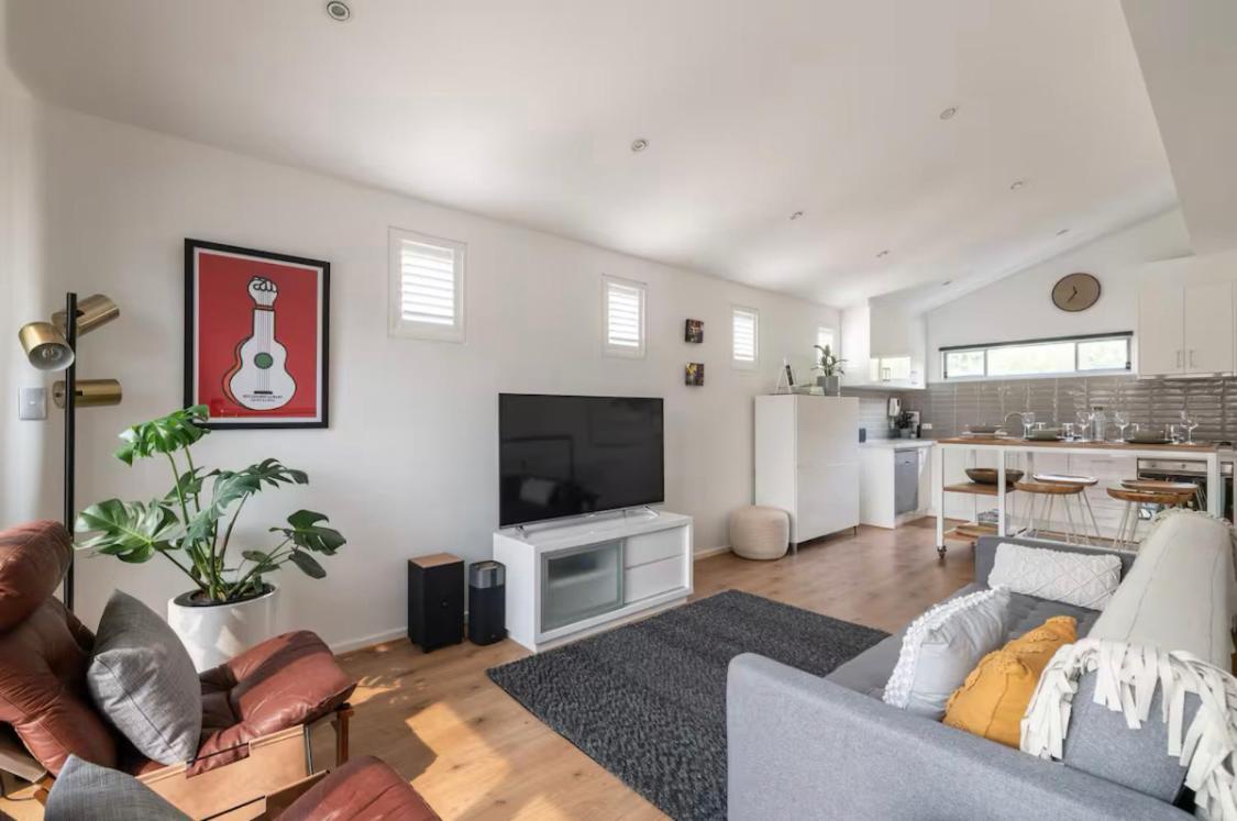 Designer Townhome Adjacent To East Brunswick Village 2min To Tram Private Parking Apartment *