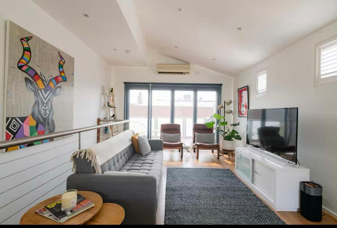 Designer Townhome Adjacent To East Brunswick Village 2min To Tram Private Parking Apartment