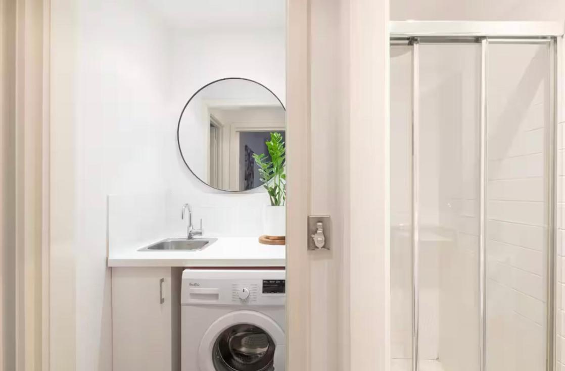 Designer Townhome Adjacent To East Brunswick Village 2min To Tram Private Parking Apartment