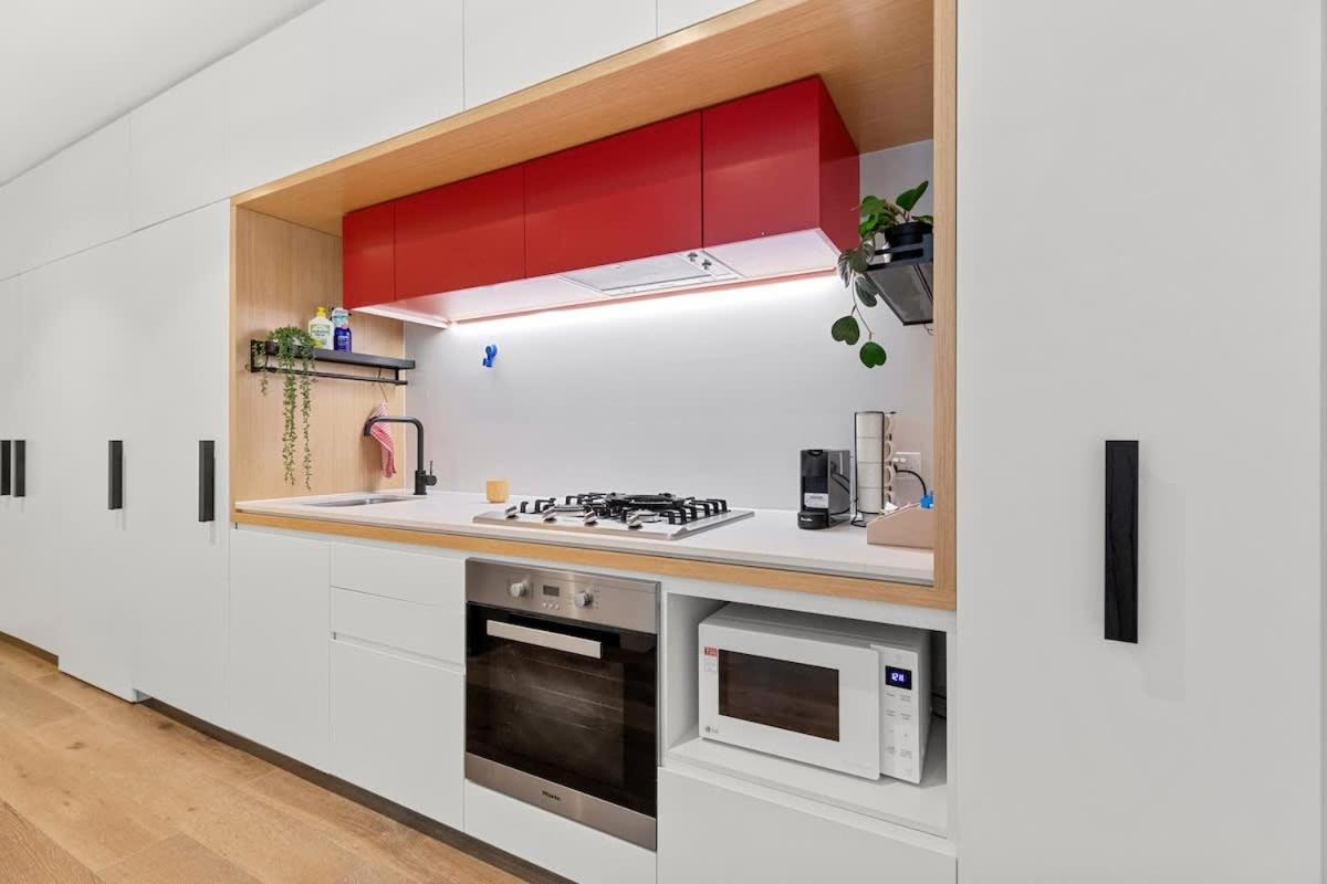 Modern Docklands - Vibrant Apartment *