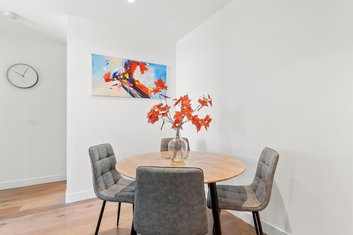 Modern Docklands - Vibrant Apartment Melbourne
