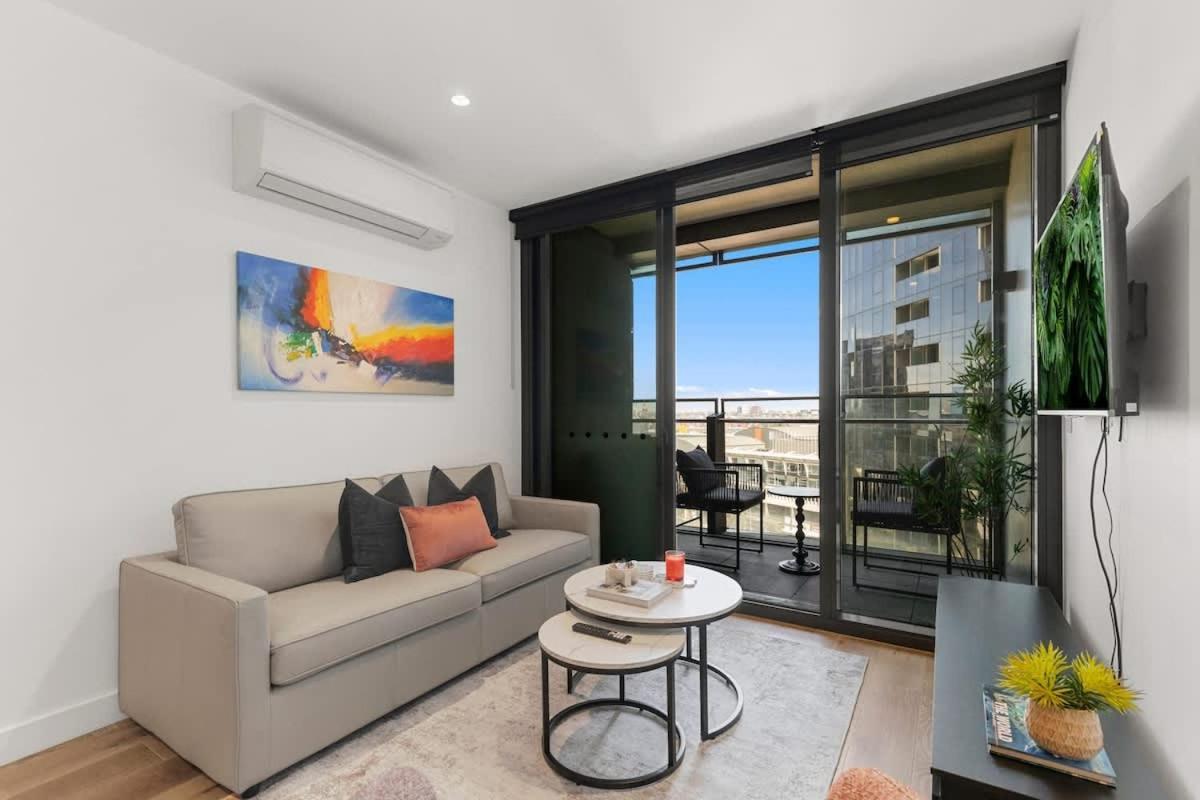 Modern Docklands - Vibrant
