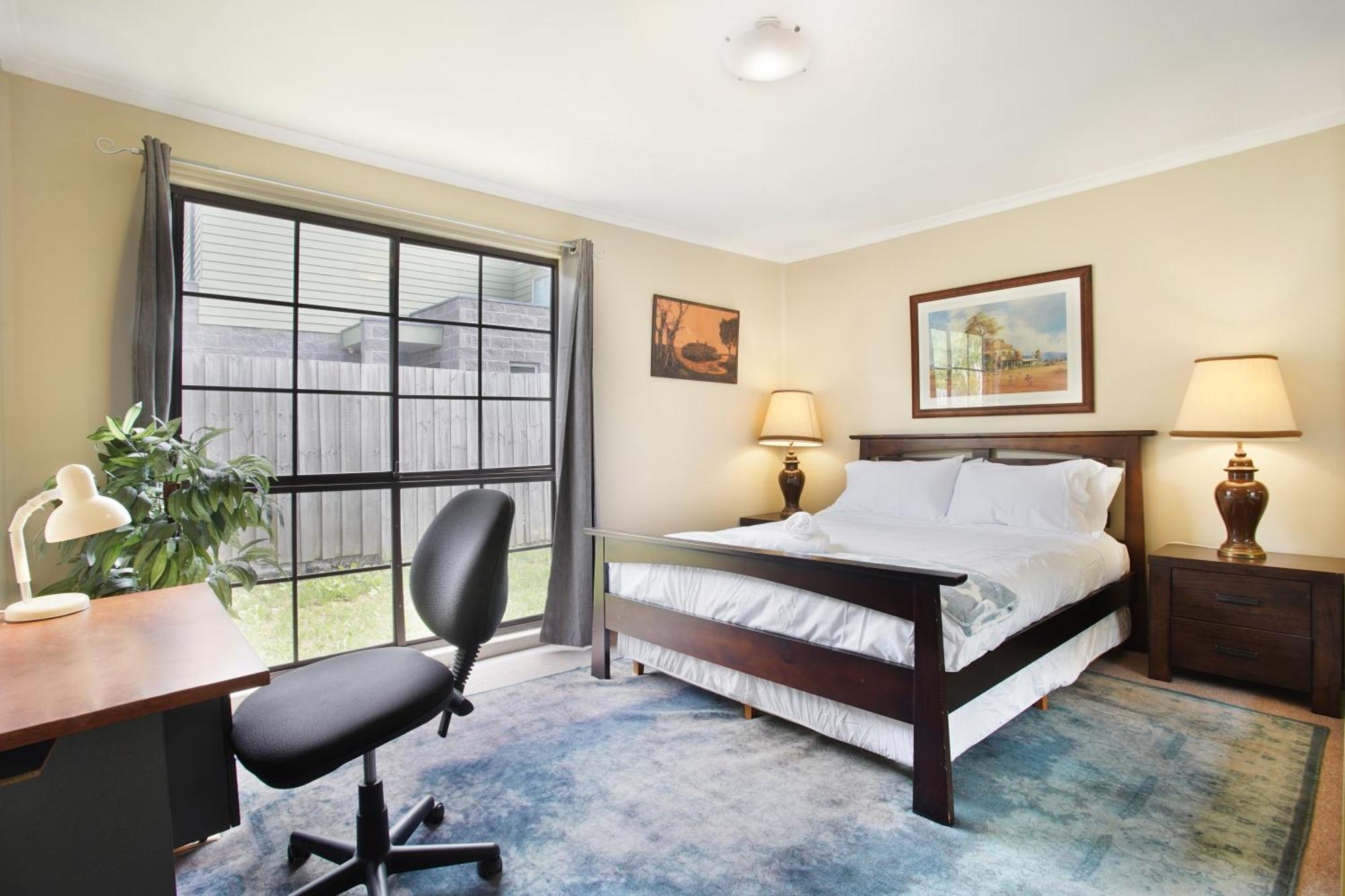 Three Bedroom Sweet Retreat In Coburg Apartment