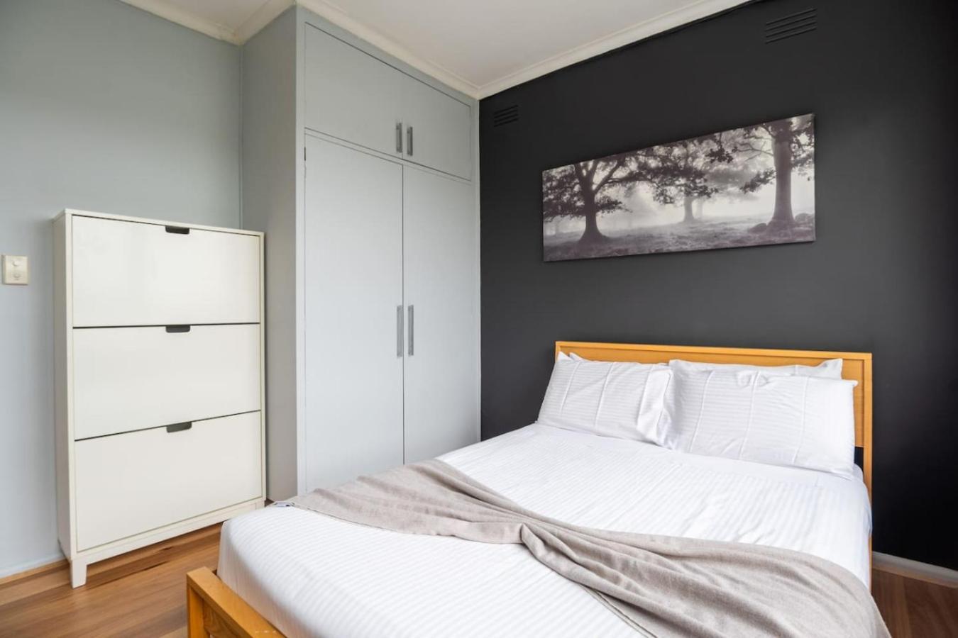 Maddox, 5min Walk To Train With Netflix And Parking Apartment *