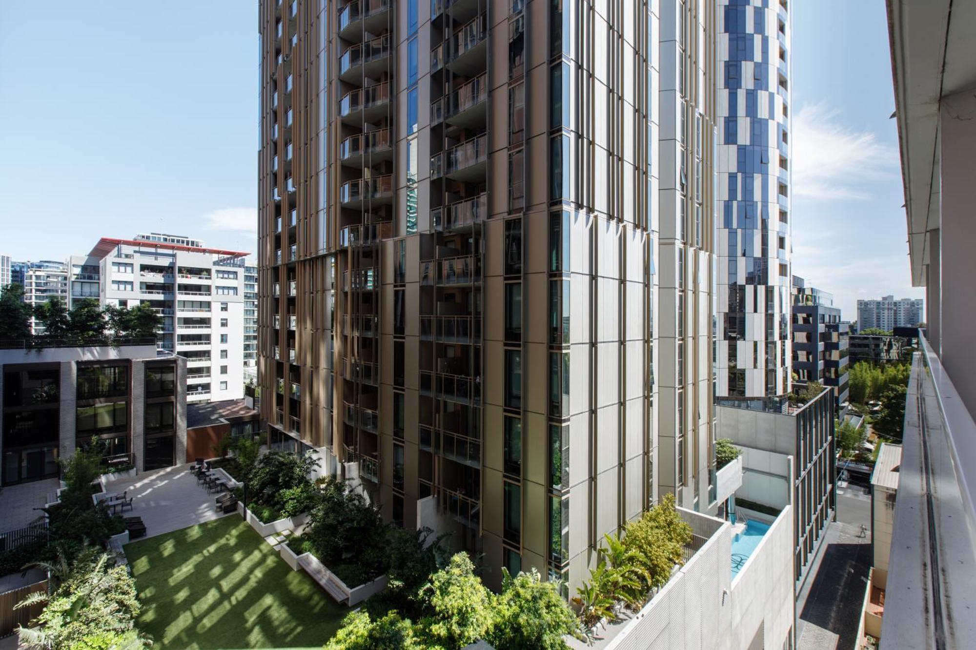 Vibrant Inner-city Living With Luxe Rooftop Pool Apartment Melbourne