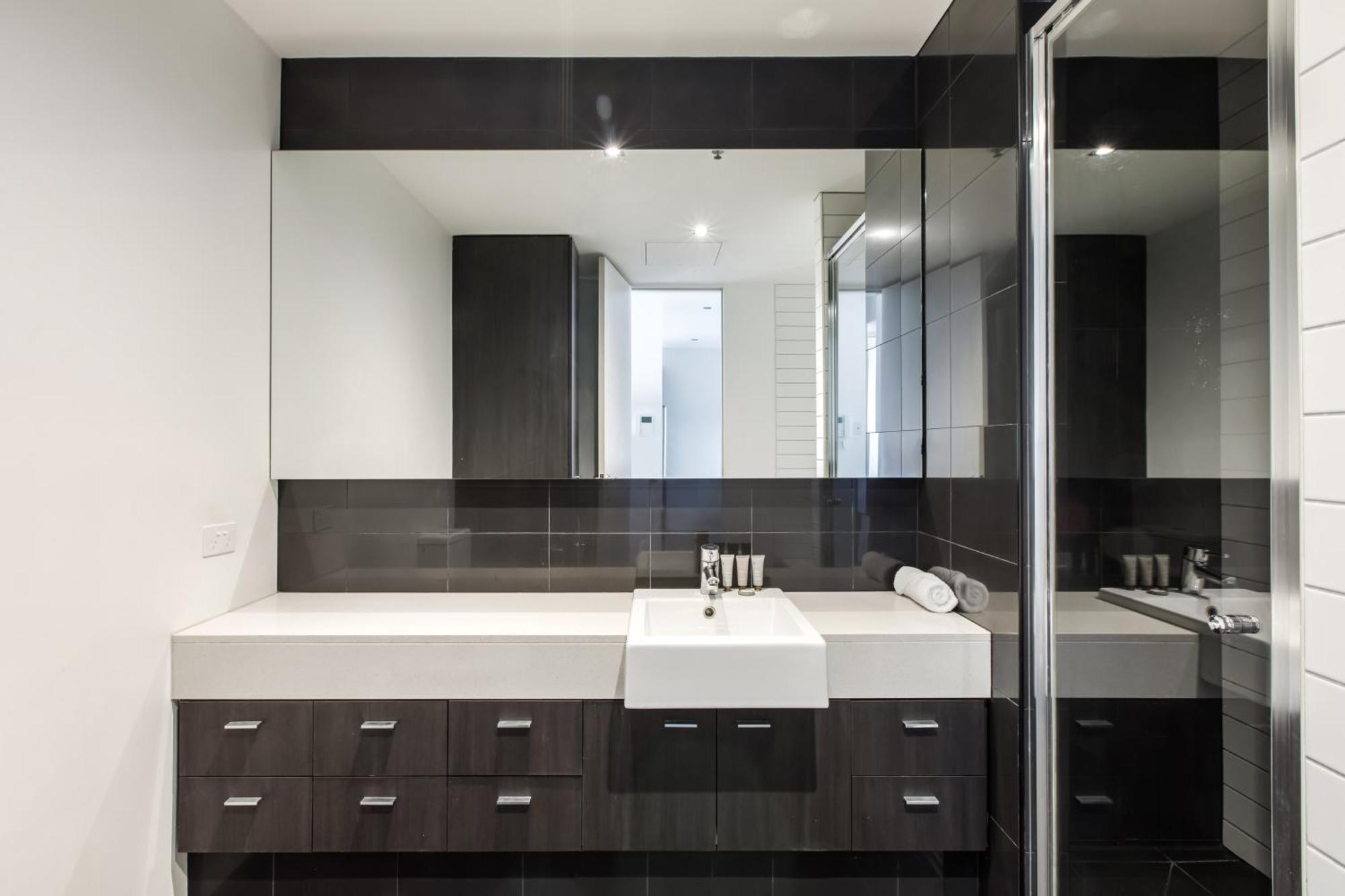 Modern Nomads South Yarra Gem 2br With Carpark Near Station *