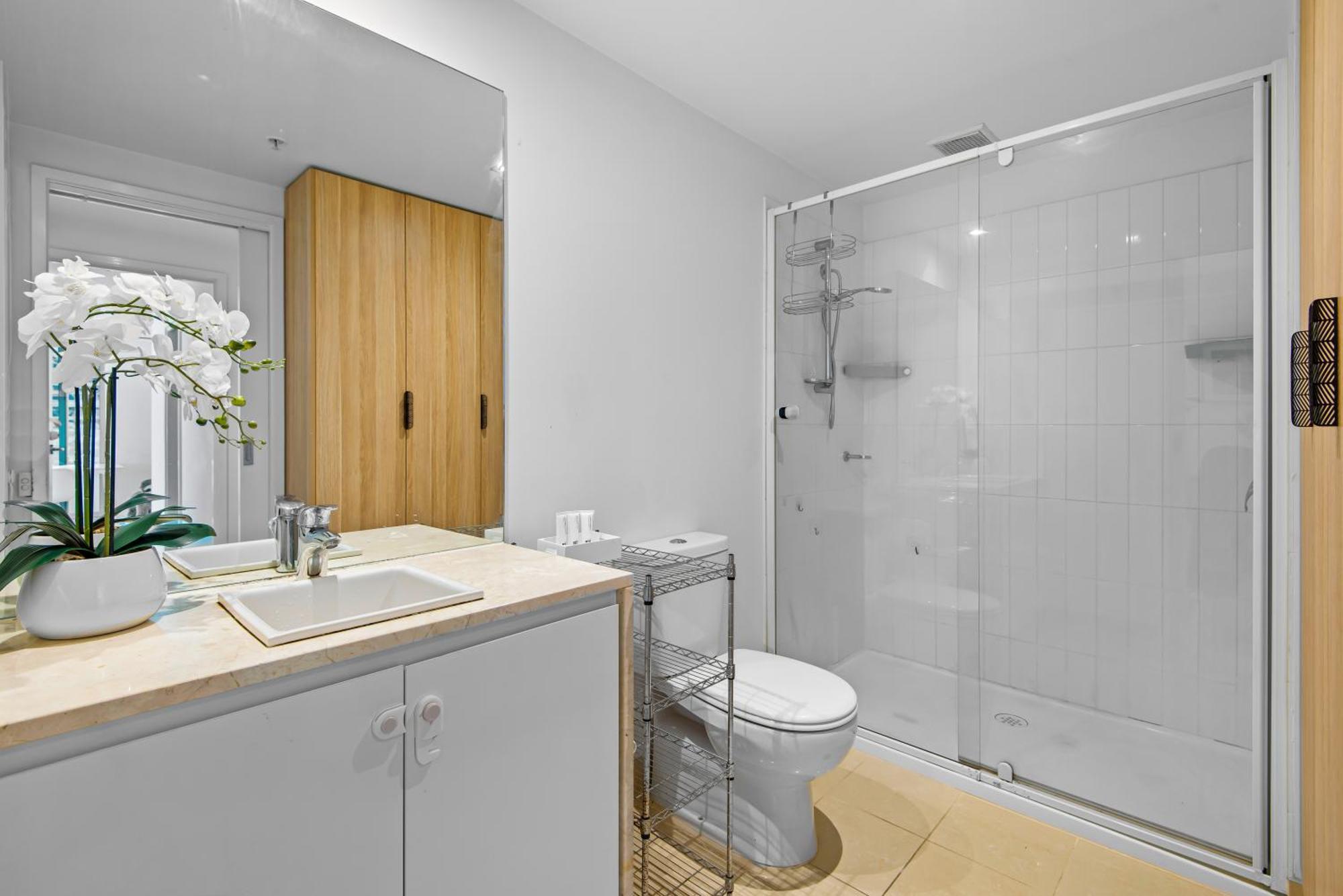 Blue Oasis With Gym, Pool And Parking In The Cbd Melbourne