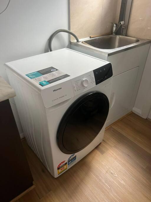 Stunning 4 Bedroom 10 Minutes Drive From Airport Apartment Melbourne