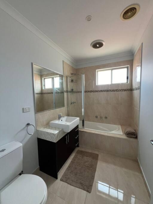 Apartment Stunning 4 Bedroom 10 Minutes Drive From Airport Melbourne