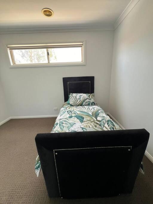 Stunning 4 Bedroom 10 Minutes Drive From Airport *