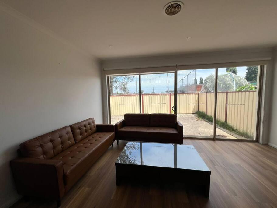 Stunning 4 Bedroom 10 Minutes Drive From Airport Melbourne