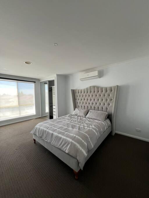 Stunning 4 Bedroom 10 Minutes Drive From Airport
