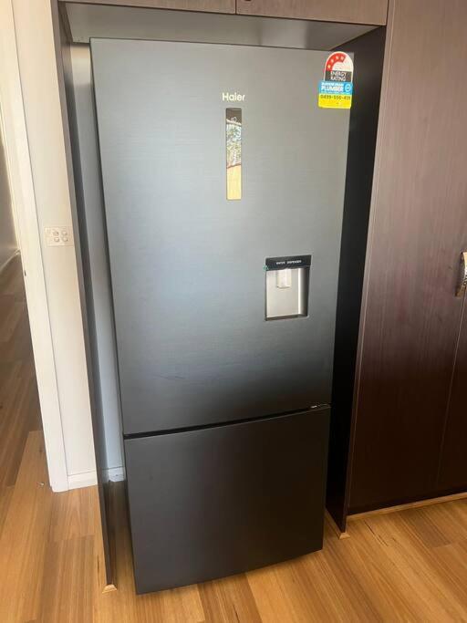 Stunning 4 Bedroom 10 Minutes Drive From Airport Apartment