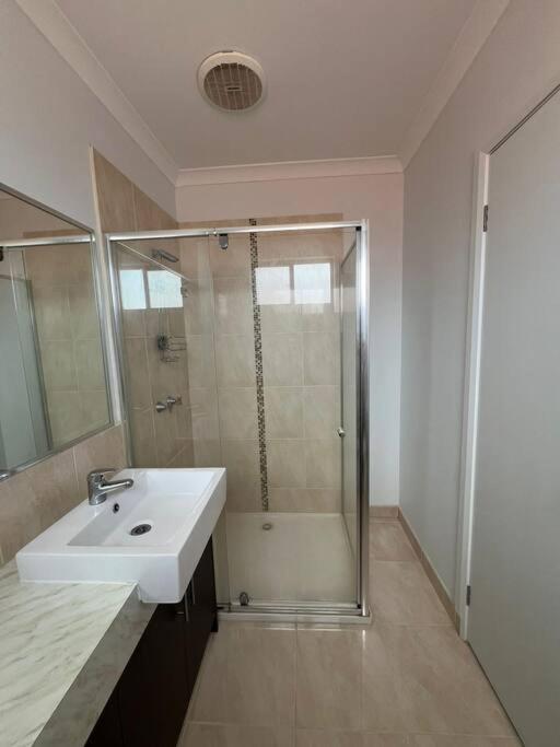 Apartment Stunning 4 Bedroom 10 Minutes Drive From Airport