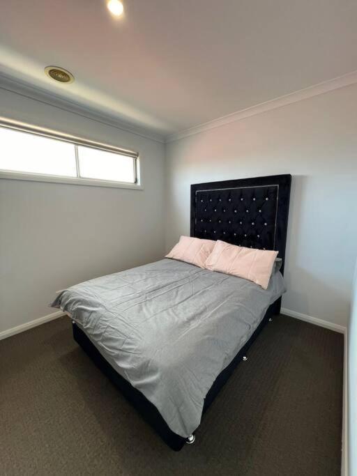 Stunning 4 Bedroom 10 Minutes Drive From Airport Apartment *