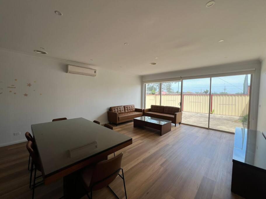 Apartment Stunning 4 Bedroom 10 Minutes Drive From Airport *