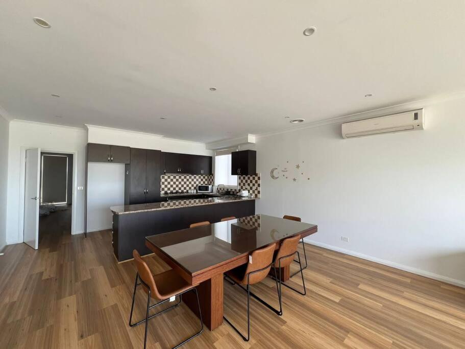 Stunning 4 Bedroom 10 Minutes Drive From Airport Apartment Melbourne