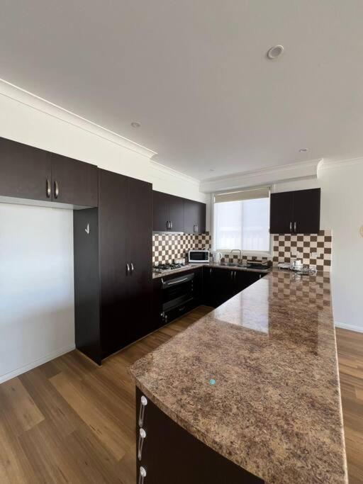 Apartment Stunning 4 Bedroom 10 Minutes Drive From Airport Melbourne