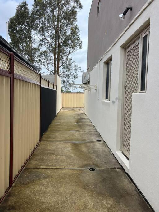 Stunning 4 Bedroom 10 Minutes Drive From Airport *