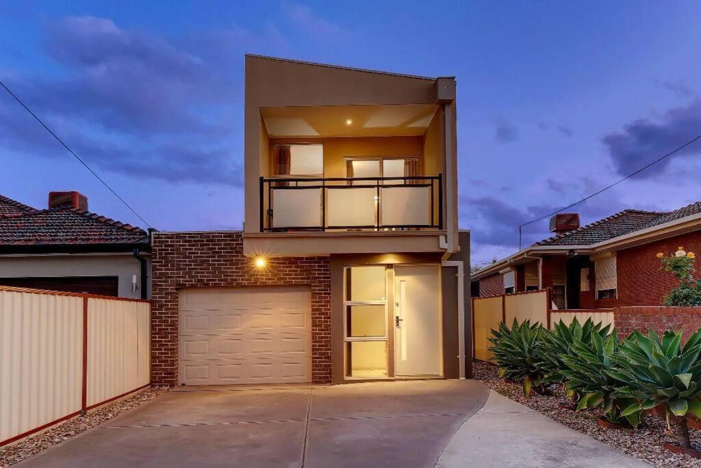 Stunning 4 Bedroom 10 Minutes Drive From Airport Melbourne