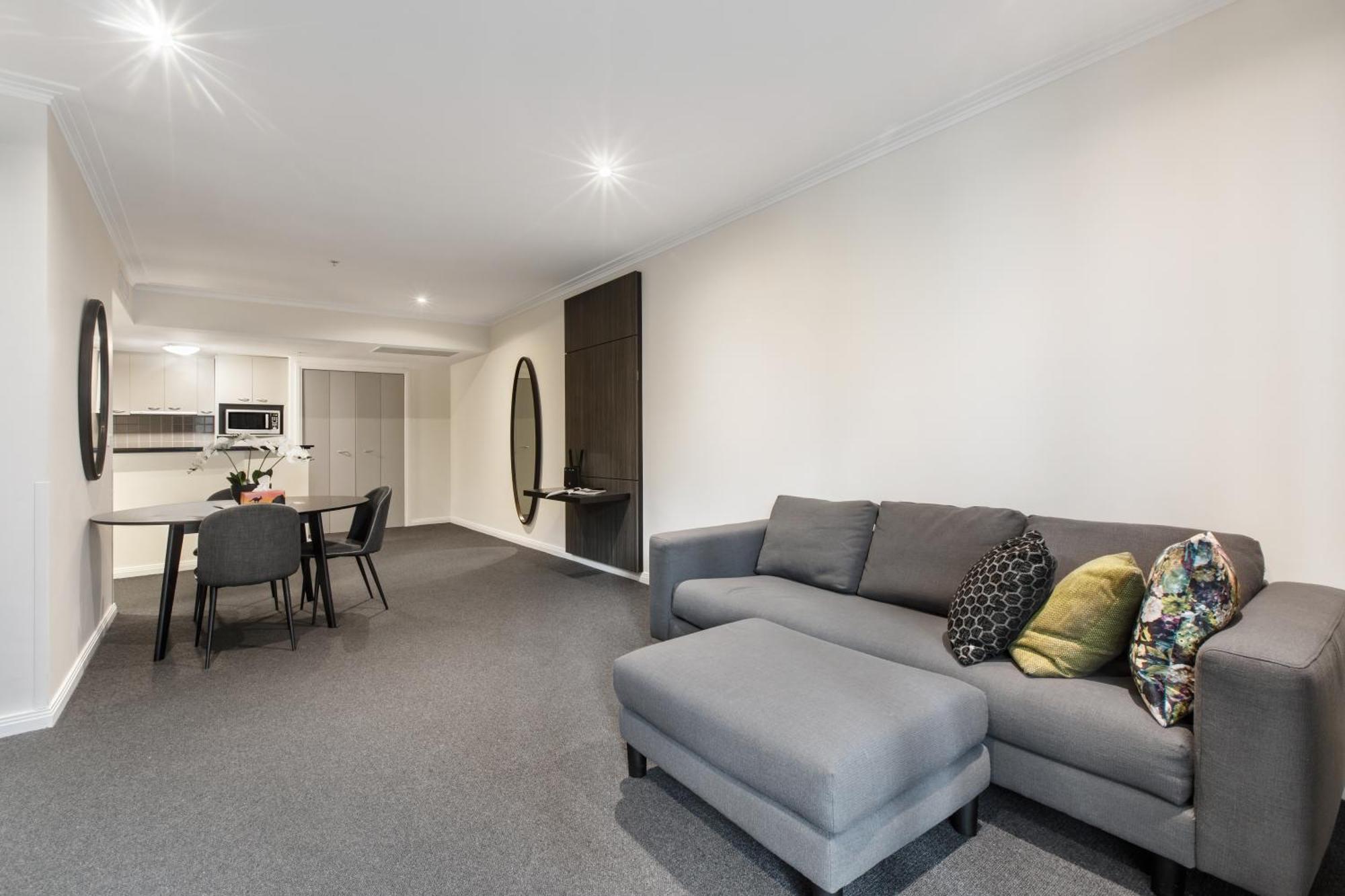 Modern Nomads Spacious Urban With Living Pool And Balcony Melbourne