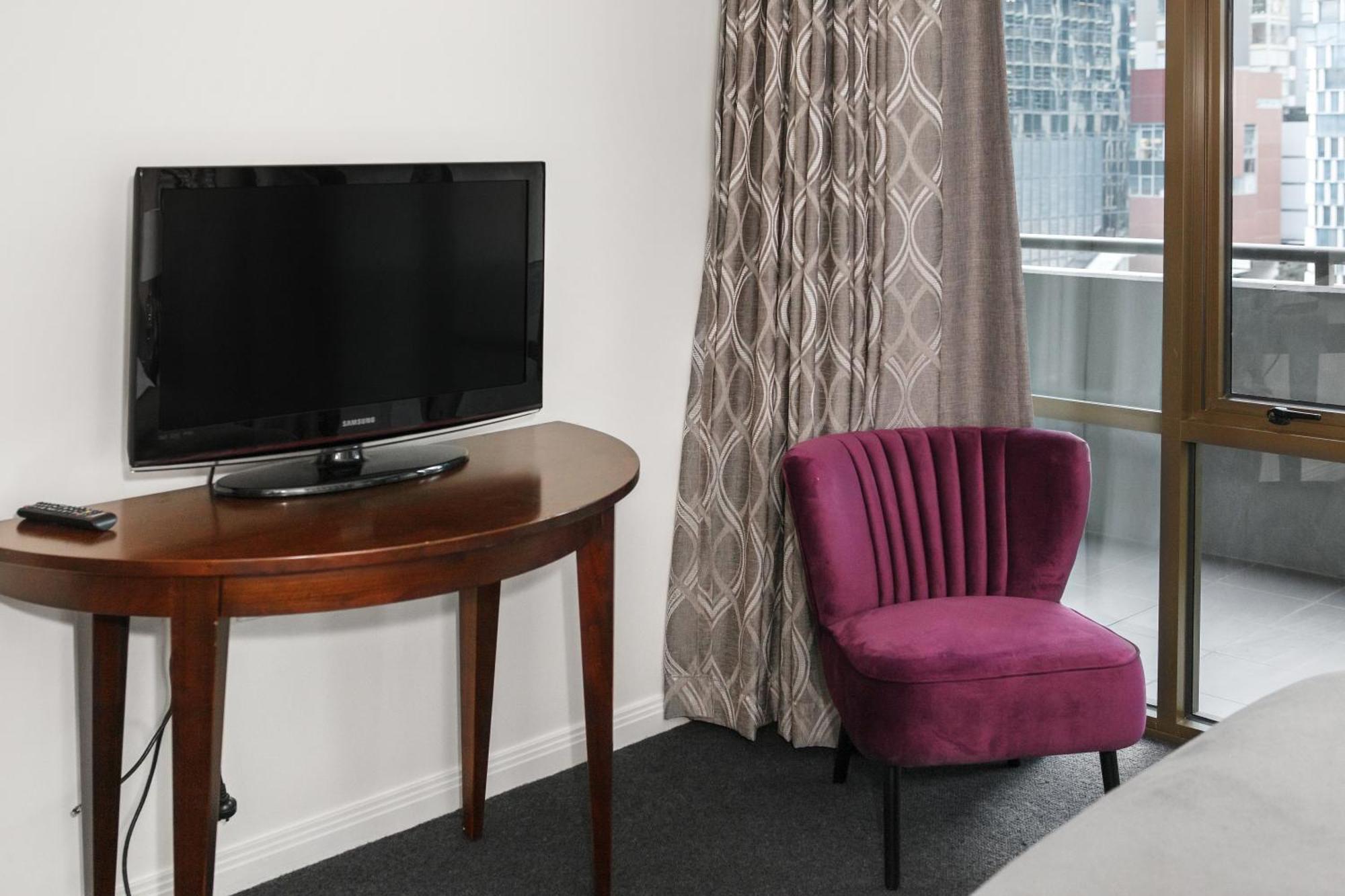 Modern Nomads Spacious Urban With Living Pool And Balcony Apartment Melbourne