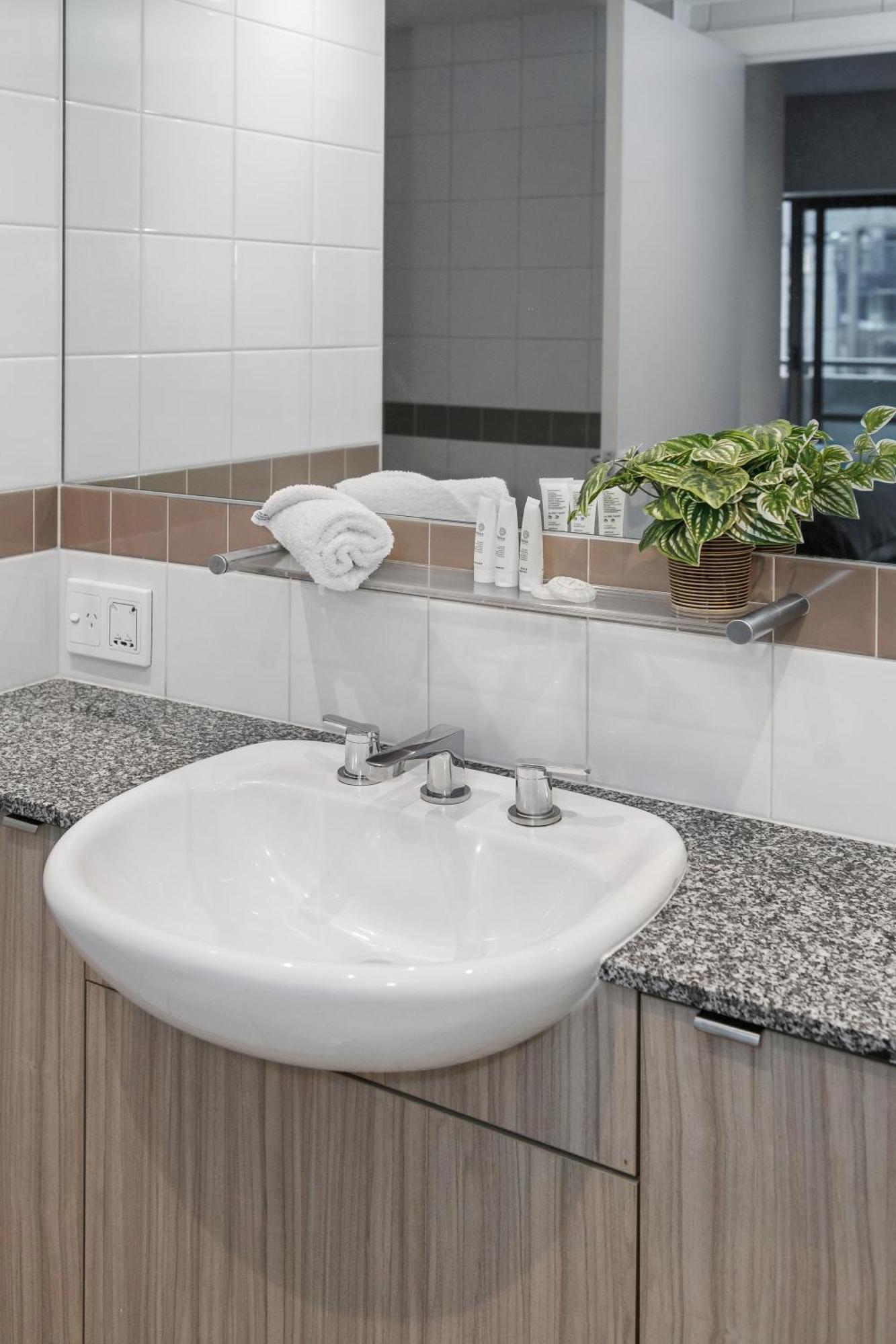 Modern Nomads Spacious Urban With Living Pool And Balcony Apartment Melbourne